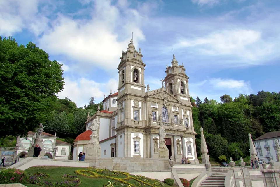 Porto: Braga & Guimar&atilde;es Small-Group Full Day Tour with Lunch