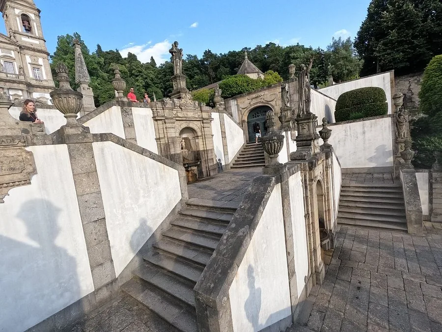 The whitewashed zigzag balustrades partway up the climb